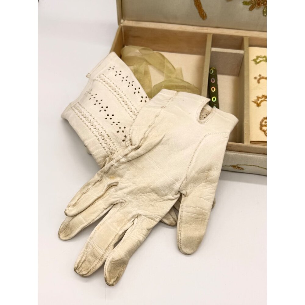 Vtg. Embroidered and Beaded Stationery Box w/Pen, White Leather Driving Gloves - Picture 4 of 10
